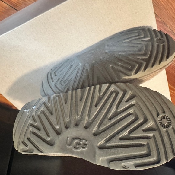 Little Kid’s Ugg - Picture 4 of 7